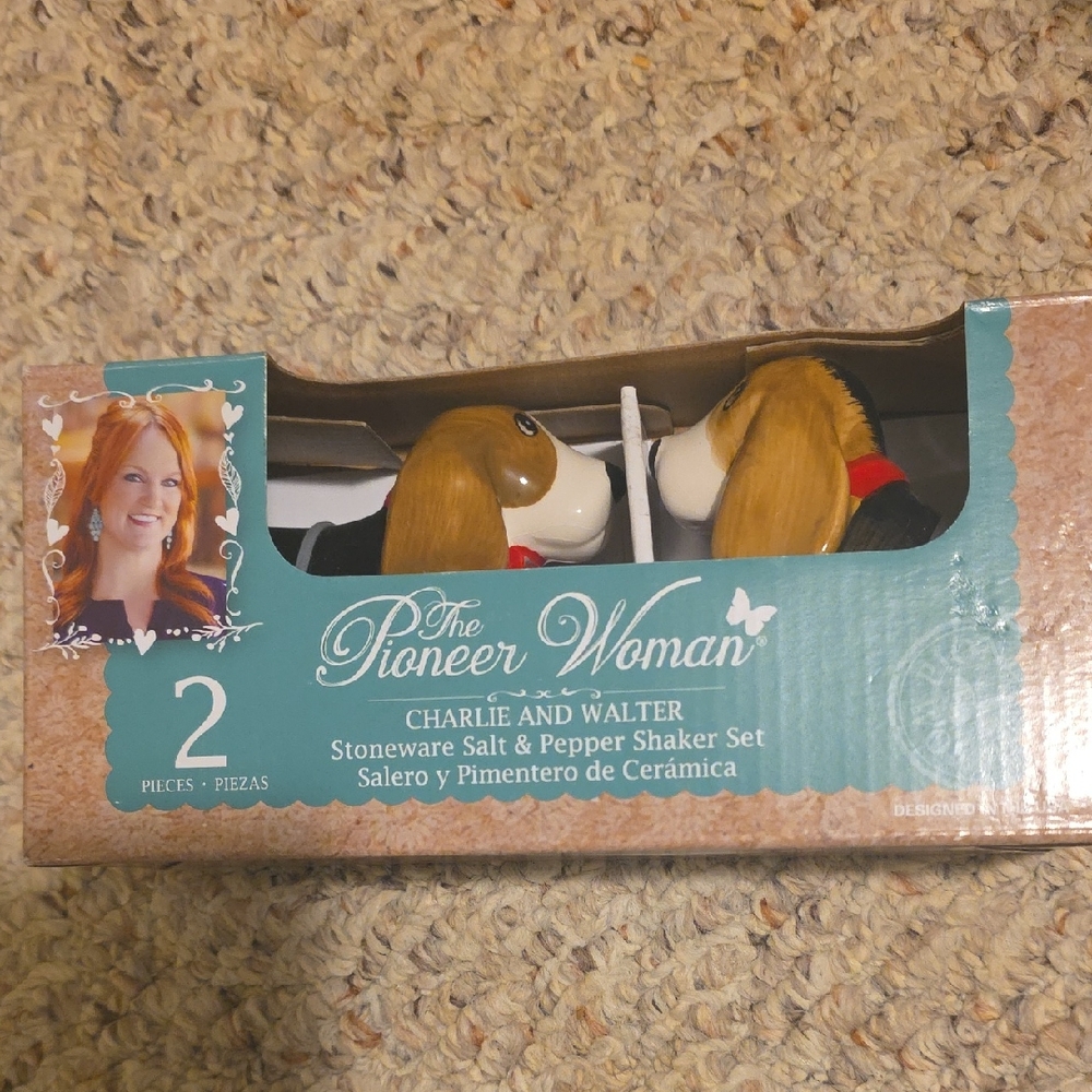 The Pioneer Woman Charlie and Walter Stoneware Salt & Pepper Shaker Set - Brown